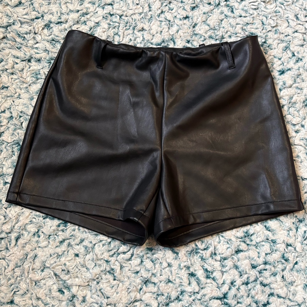 Faux leather shorts (medium)